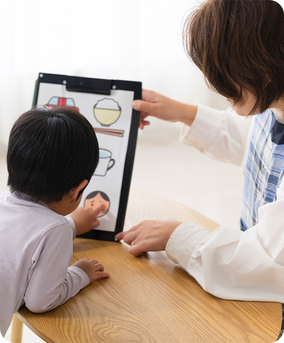 about2 子どもと女性が遊んでいる様子