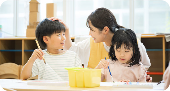 uo2 子どもが先生に褒められている様子